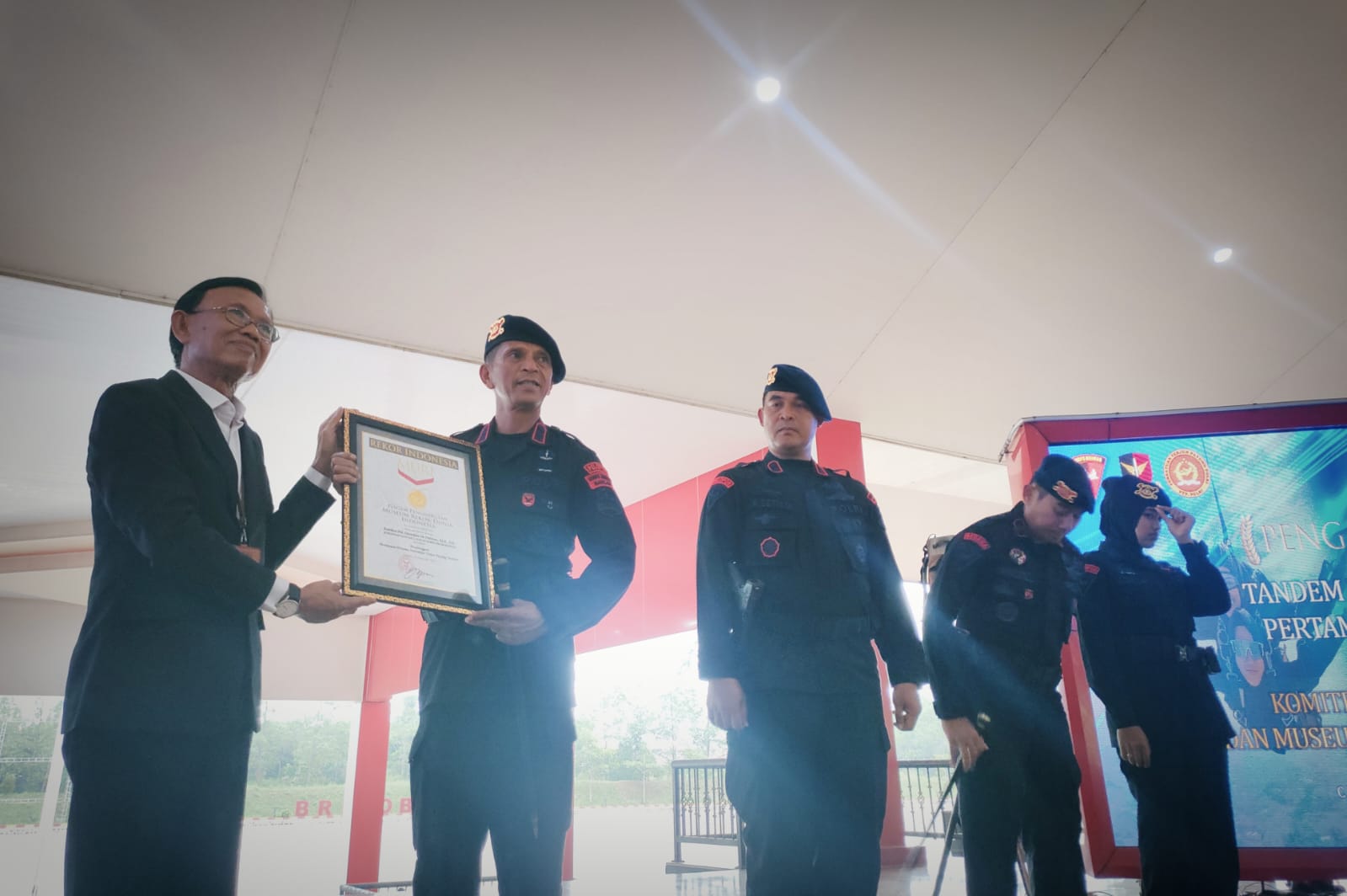 Penyerahan Penghargaan rekor MURI tandem wanita pertama di Indonesia, Senin 29&nbsp;September&nbsp;2025.