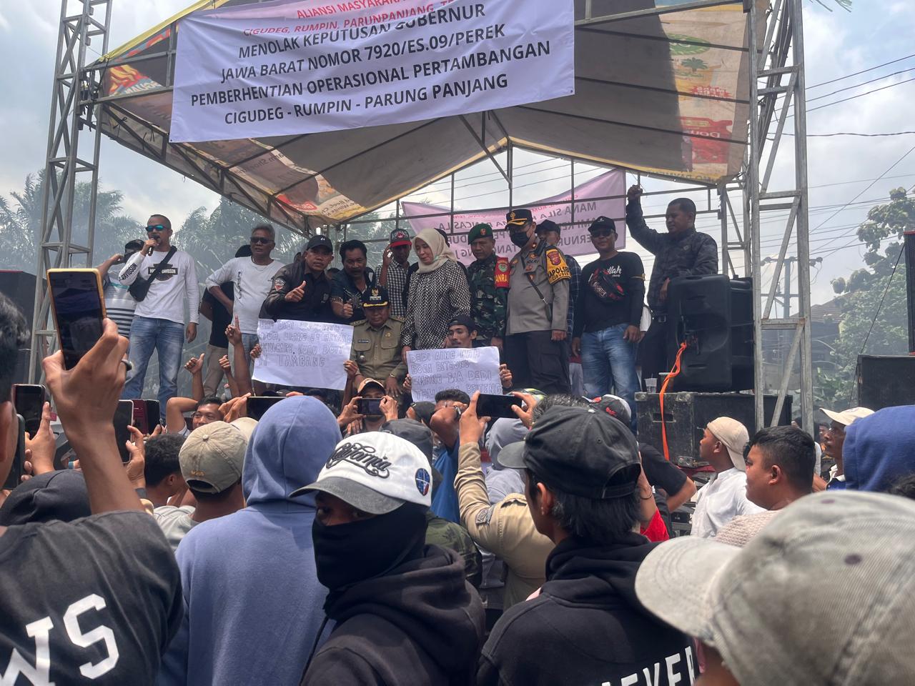 Warga menggelar aksi unjuk rasa di Jalan Raya Sudamanik, Perempatan Pasar Lebakwangi, Kecamatan Cigudeg, Kabupaten Bogor, Senin 29 September 2025.