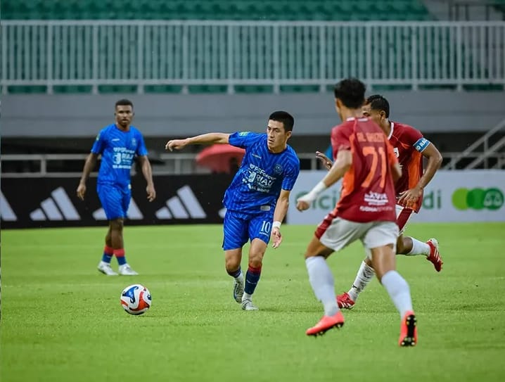 Garudayaksa berbagi angka melawan PSPS Riau (biru) di Stadion Pakansari, Kabupaten Bogor, Senin 29 September 2025.