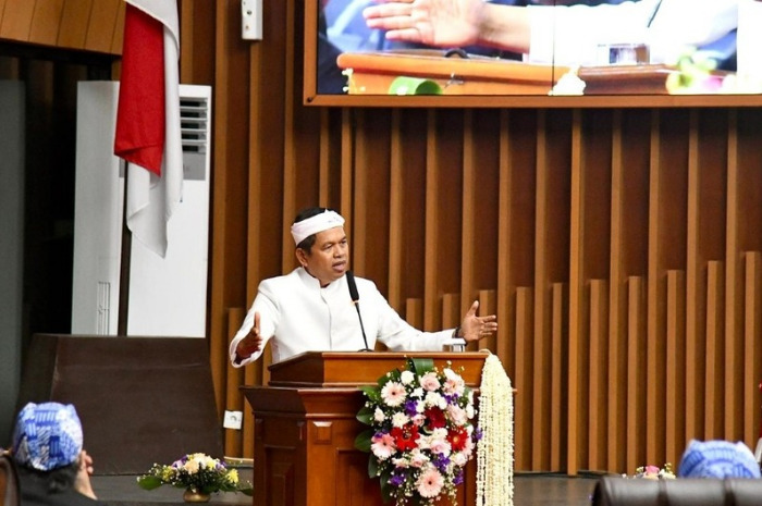 Gubernur Jawa Barat Dedi Mulyadi memberikan sambutan dalam Rapat Paripurna Hari Jadi Kota Bandung ke-215 di Gedung DPRD Kota Bandung