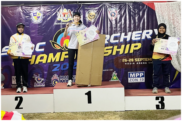 Dina Putri Amalia (kiri) atlet panahan Bogor meraih medali perak dalam SACC Archery Championship 2025 di Malaysia.