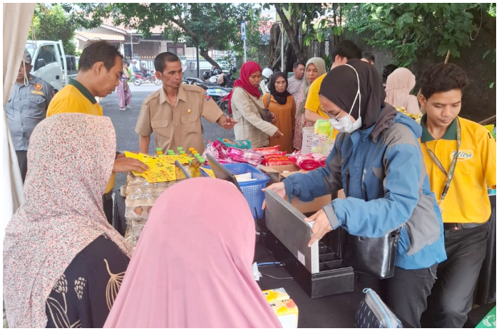 Warga antusias memanfaatkan Gerakan Pangan Murah yang digelar Pemkot Bogor. Komoditas pokok dijual dengan harga di bawah pasar agar daya beli masyarakat tetap terjaga.