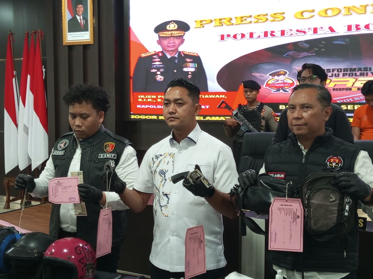 Konferensi pers di Mapolresta Bogor Kota, polisi gadungan yang melakukan penodongan terhadap warga akhirnya ditangkap polisi.