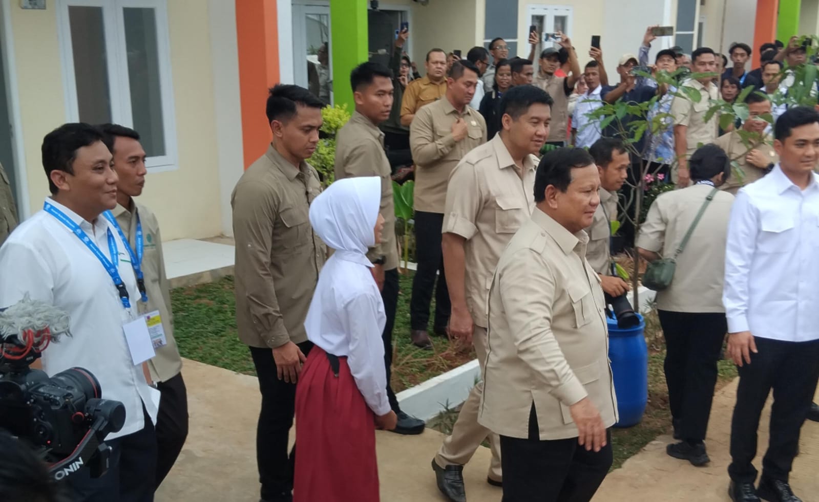 Presiden Prabowo Subianto, saat tiba di Pesona Kahuripan 10, Desa Gandoang, Kecamatan Cileungsi, Kabupaten Bogor, Senin 29 September 2025.