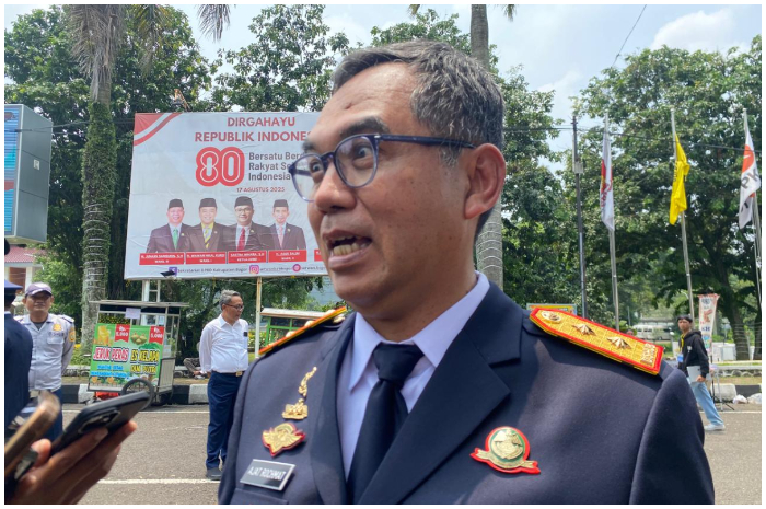 Sekda Kabupaten Bogor, Ajat Rochmat Jatnika saat dimintai keterangan soal program Makan Bergizi Gratis