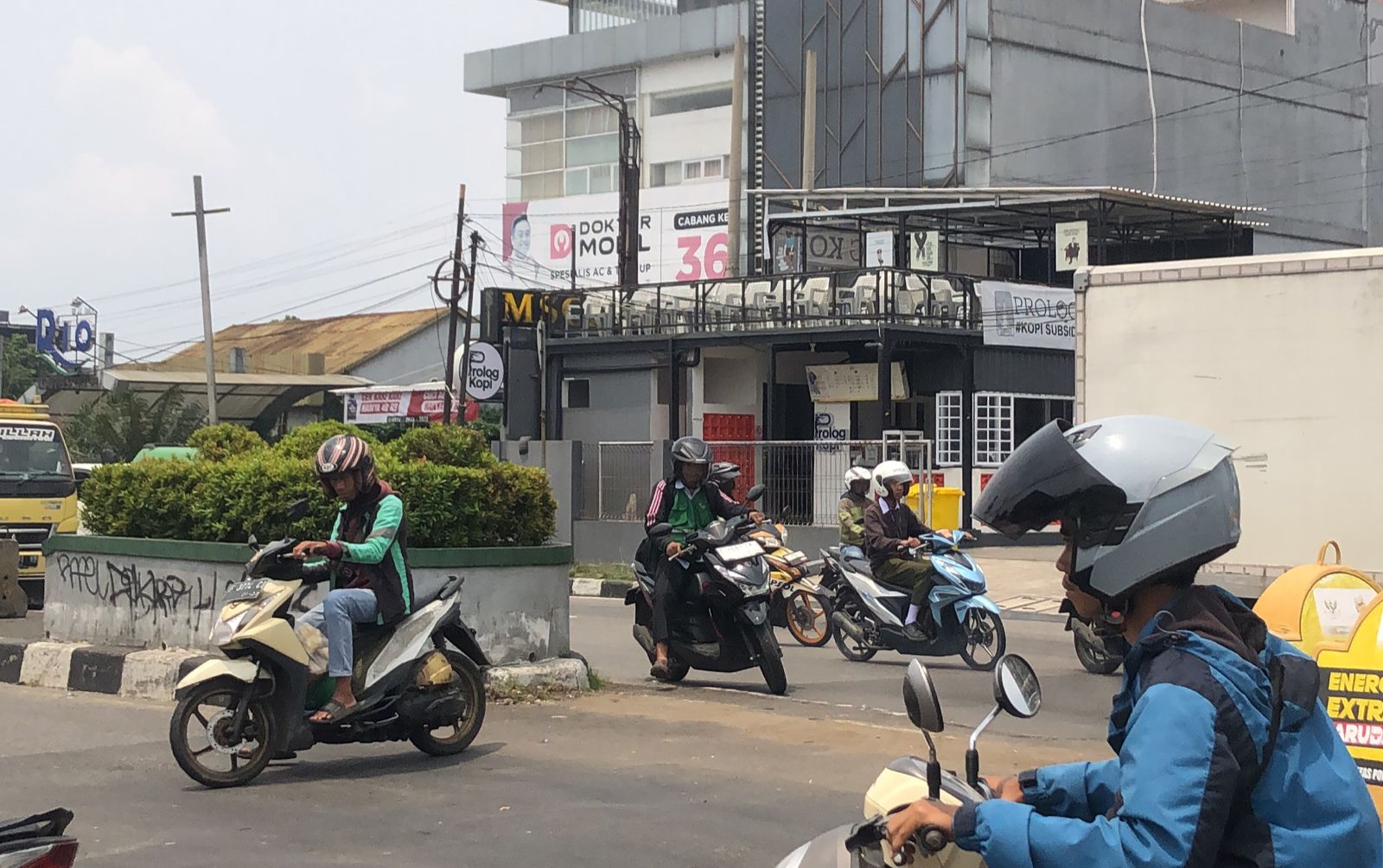 Pengendara yang tengah memutar balik di Simpang Yasmin, Kota Bogor, yang kini telah diperbolehkan.