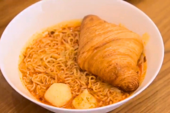 Mie Kari campur Croissant ala TRC Tangerang.