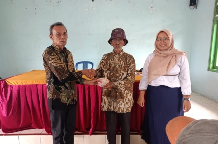 Ilustrasi: Warga saat menerima bantuan sosial (bansos).