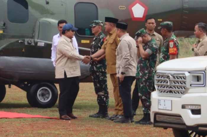 Bupati Bogor Rudy Susmanto menyambut Presiden RI Prabowo Subianto dalam peresmian Akad Massal 26.000 KPR FLPP dan Serah Terima Kunci.