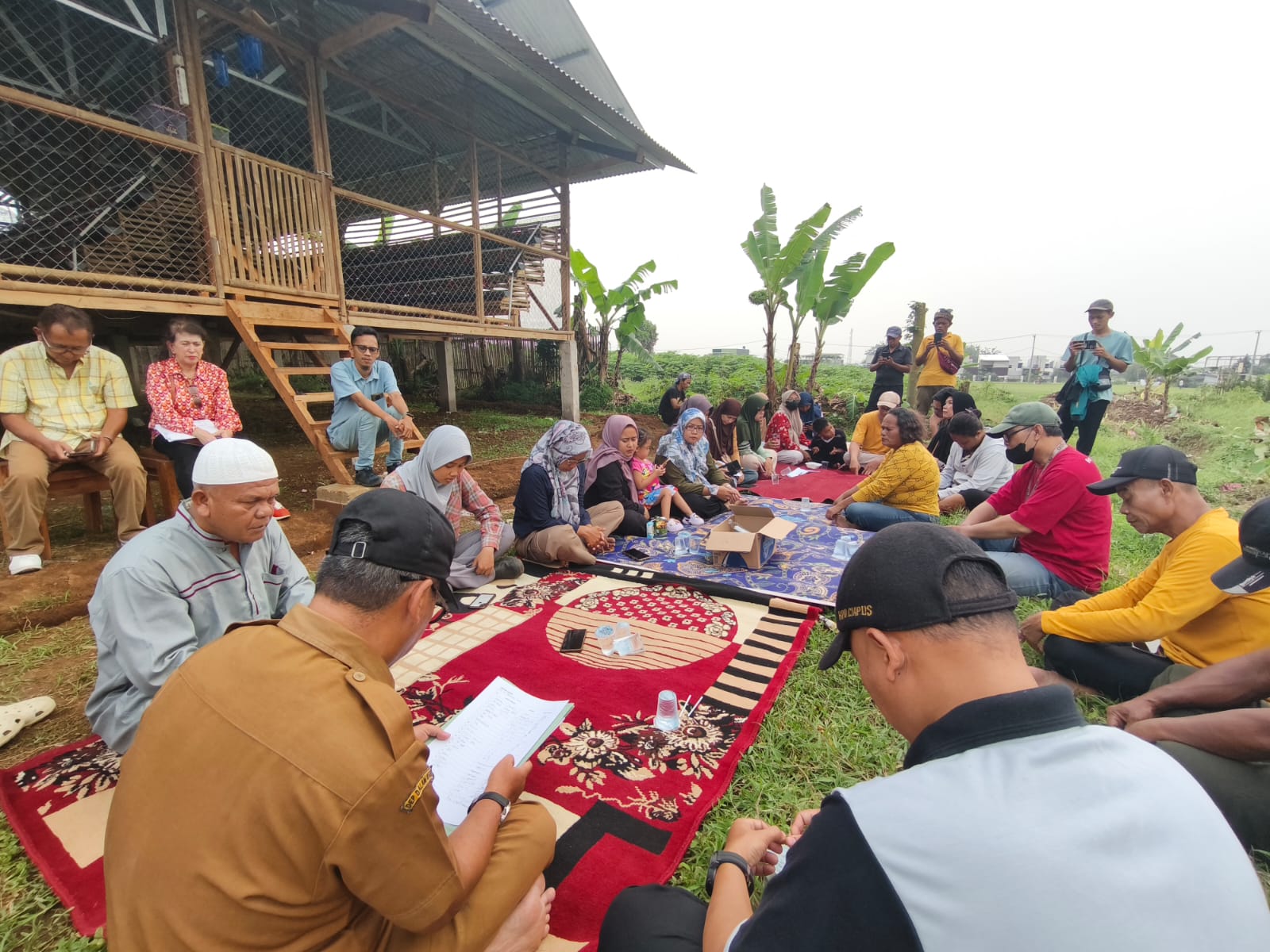 Pemdes Ciapus, Kecamatan Ciomas, Kabupaten Bogor, bersama warga saat meninjau lokasi peternakan ayam petelur di Kampung Ciapus Cutak.