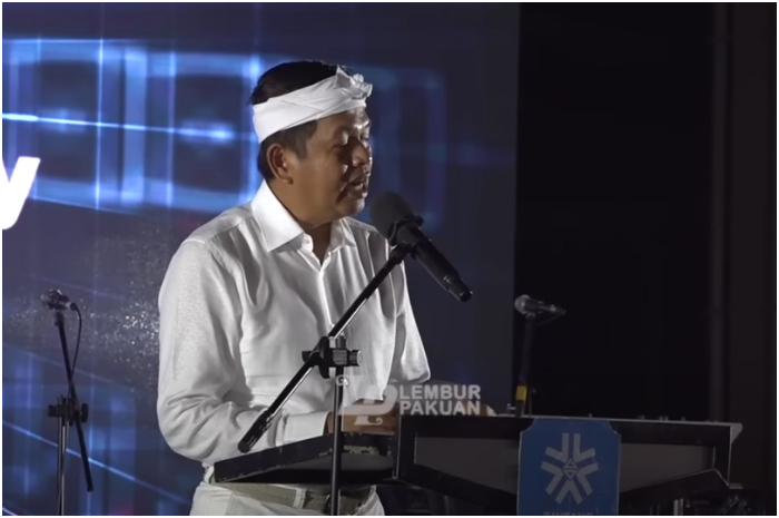 Gubernur Jawa Barat, Dedi Mulyadi saat meresmikan pabrik kaca di Kabupaten Subang.