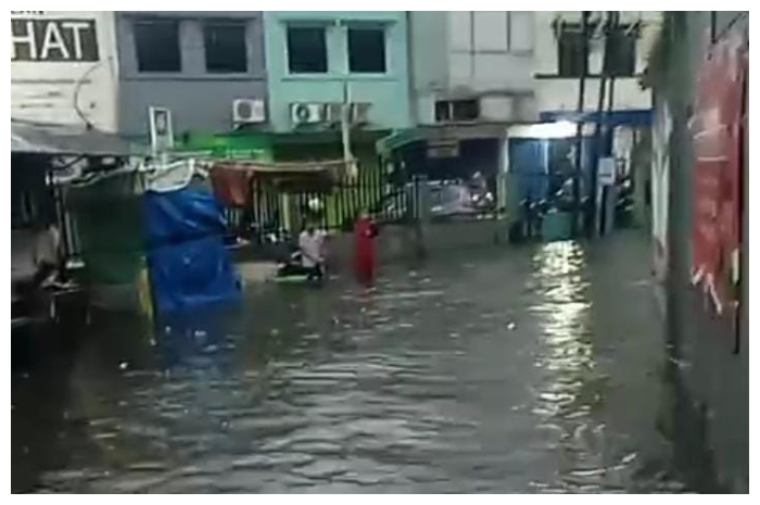 Tangkapan layar video banjir lintasan terjadi di Jalan Mayor Oking, Kecamatan Cibinong, Kabupaten Bogor.