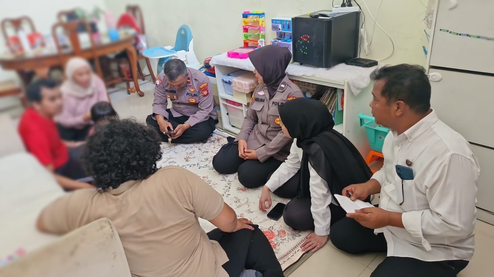 Unit PPA Polres Metro Depok, datangi rumah korban ART yang menganiaya anak majikannya.