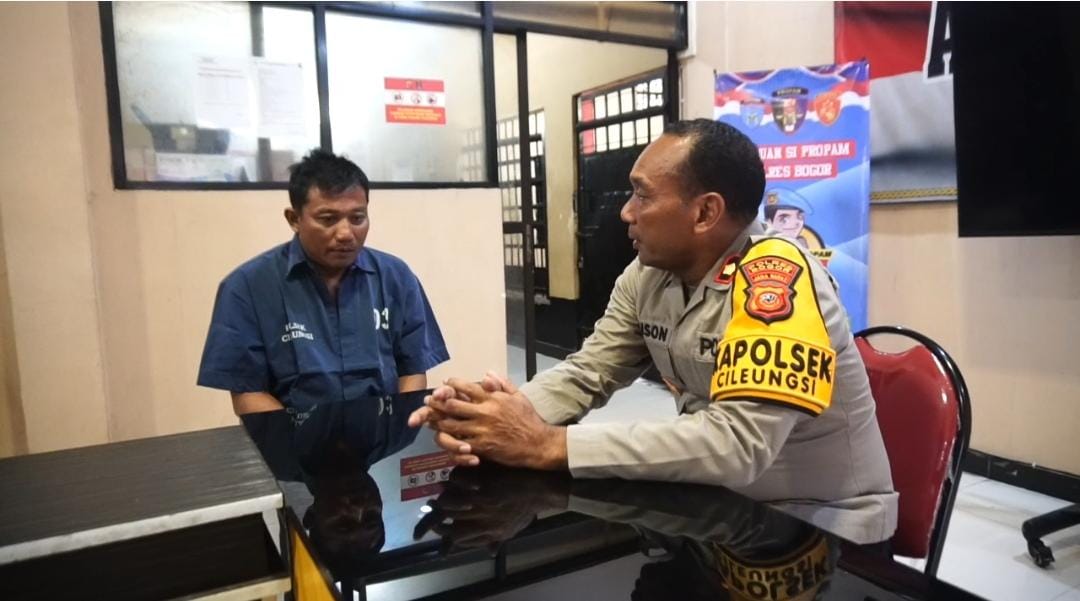 Kapolsek Cileungsi, Kompol Edison saat mengintrogasi pelaku pencopetan di Mapolsek Cileungsi, Kabupaten Bogor.