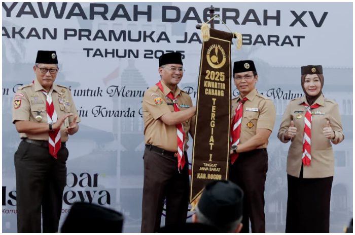 Penghargaan buat Kwarcab Kabupaten Bogor pada pembukaan Musda Gerakan Pramuka Jawa Barat di Bandung.