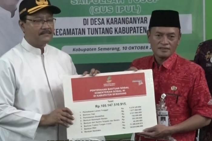 Proses penyaluran bansos oleh Kemensos langsung pada warga.