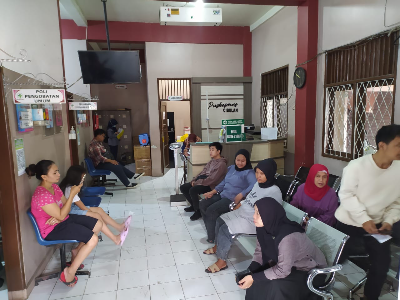 Warga saat berobat ke Puskesmas Cibulan, Kecamatan Cisarua, Kabupaten Bogor, yang akan direlokasi ke wilayah Kelurahan Cisarua.