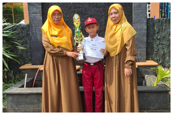 Muhammad Fauzan bersama guru setelah meraih juara 1 lomba MHQ se-Jabodetabek.