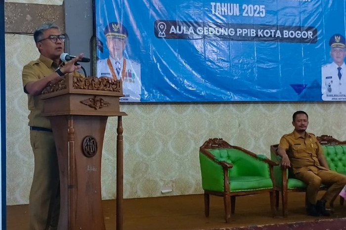 Sekda Kota Bogor Denny Mulyadi saat memberikan sambutan dalam sosialisasi Laporan Pertanggungjawaban (LPJ) Hibah Bansos Bidang Pendidikan Tahun 2025.