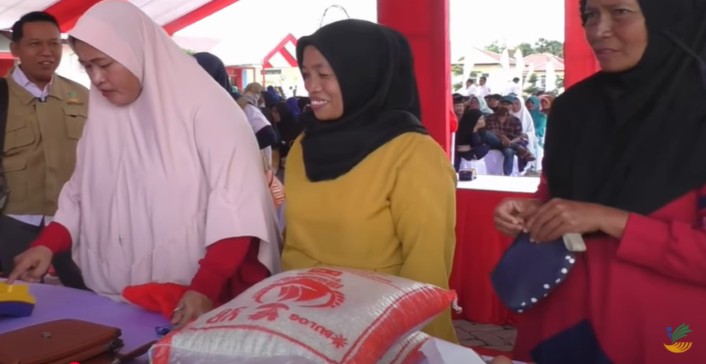 Bantuan beras dan minyak goreng sudah mulai berdatangan di Bandung