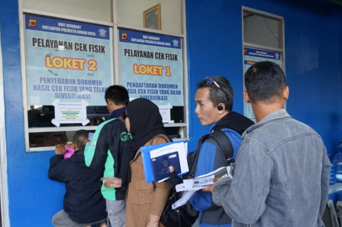 Warga saat memanfaatkan layanan program pemutihan pajak kendaraan di Samsat Kota Bogor.