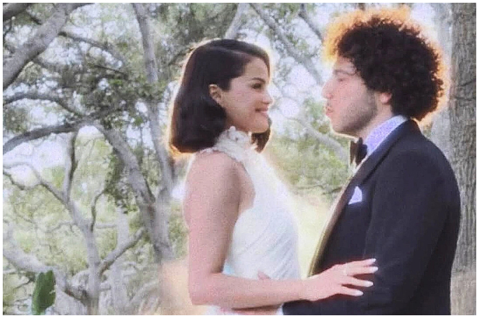 Potret pernikahan Selena Gomez den Benny Blanco