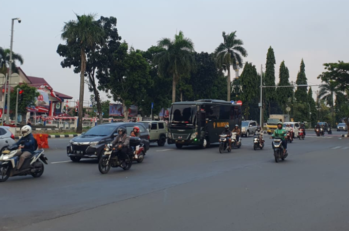 Suasana Jalan Simpang lampu merah Bappenda Kabupaten Bogor yang rencana akan dibangun Jembatan Penyebrangan Orang (JPO).