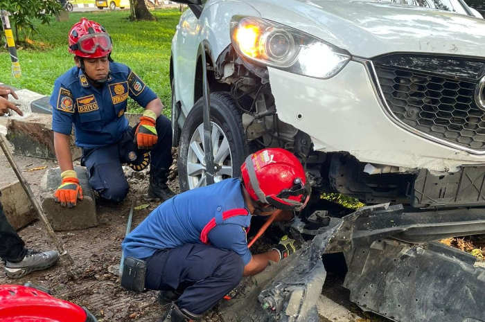 Damkar Kota Depok mengevakuasi mobil yang kecelakaan di Jalan GDC Rabu, 1 Oktober 2025.