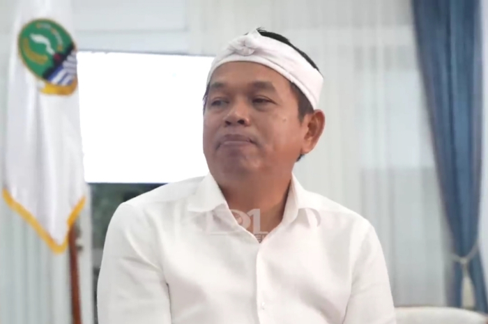 Gubernur Jawa Barat, Dedi Mulyadi saat bersama staf Pemprov Jabar.