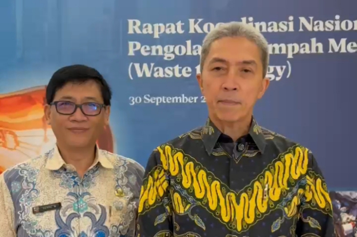 Wali Kota Bogor Dedie A. Rachim (kanan) saat menjelaskan soal PSEL Kota Bogor.