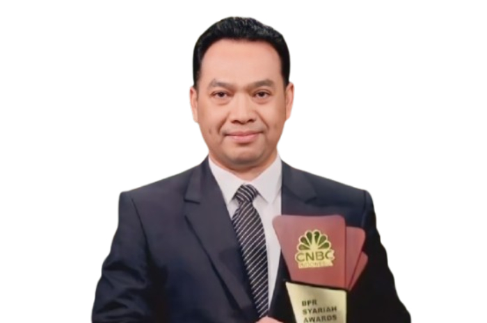 Direktur Utama BPRS Amanah Ummah, Hendi Sofyan memperlihatkan penghargaan.