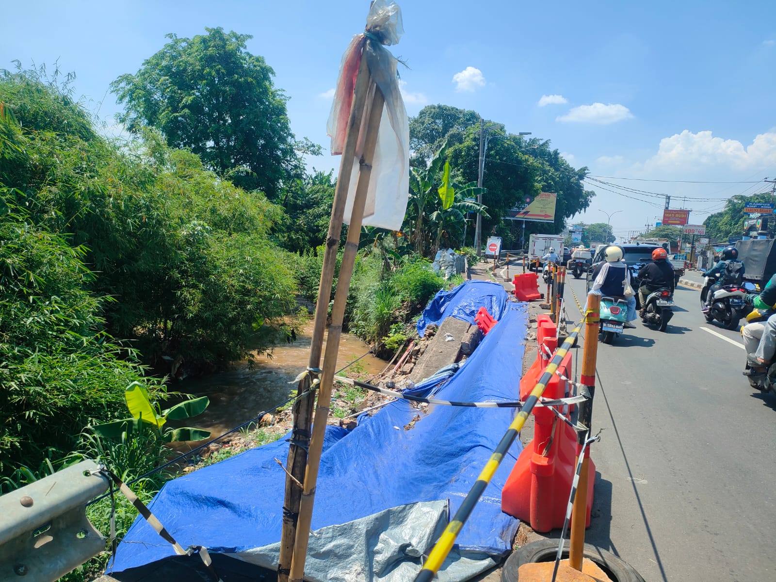 Kondisi bahu Jalan Raya Bogor, yang ambles di Kecamatan Cimanggis, Kota Depok, hingga kini belum diperbaiki.