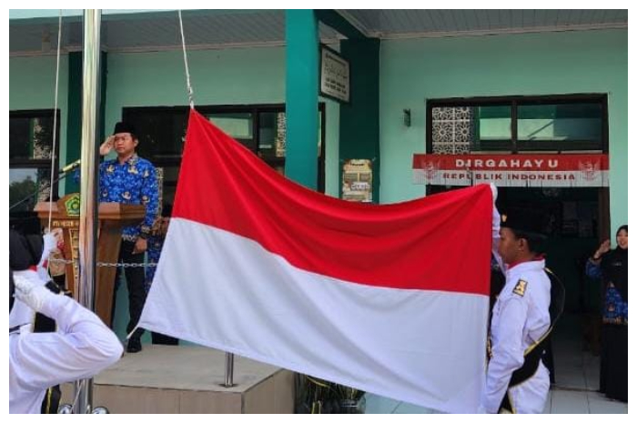 Suasana upacara peringatan hari kesaktian Pancasila di MTsN Kota Depok, Rabu 1 Oktober 2025.