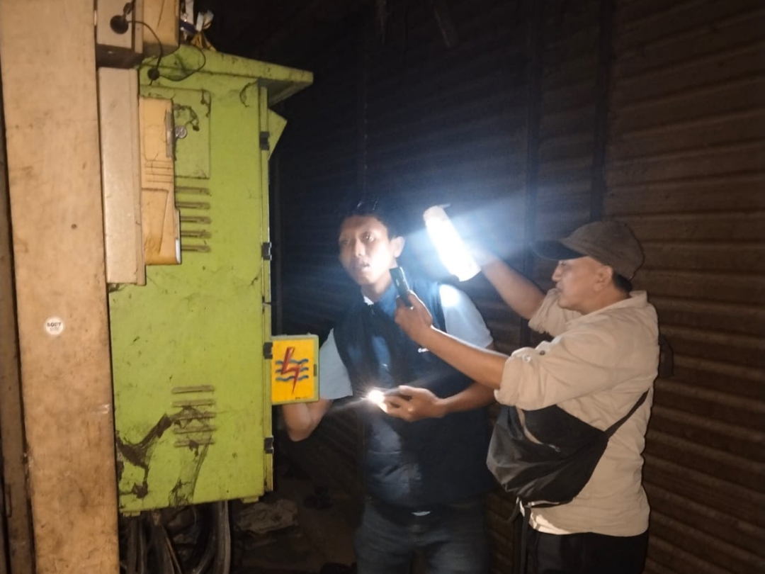 Pemutusan listrik di Pasar Bogor yang menandai berhentinya operasional pasar.