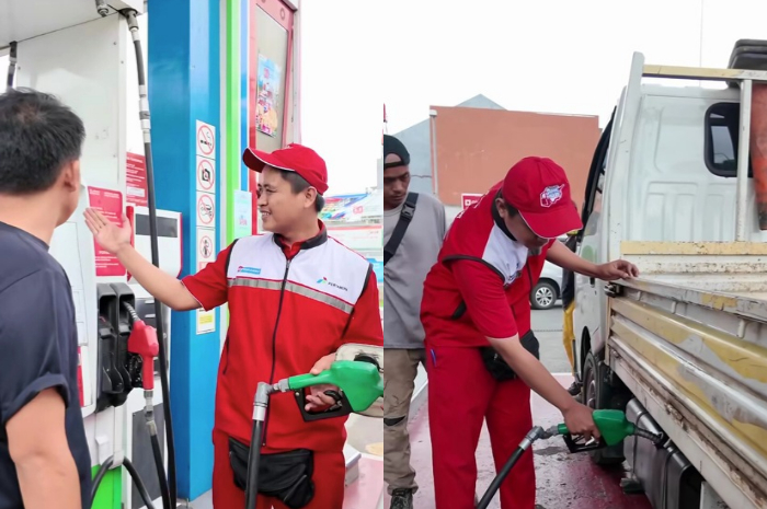 ILUSTRASI: Petugas SPBU Pertamina dan salah seorang penumpang.