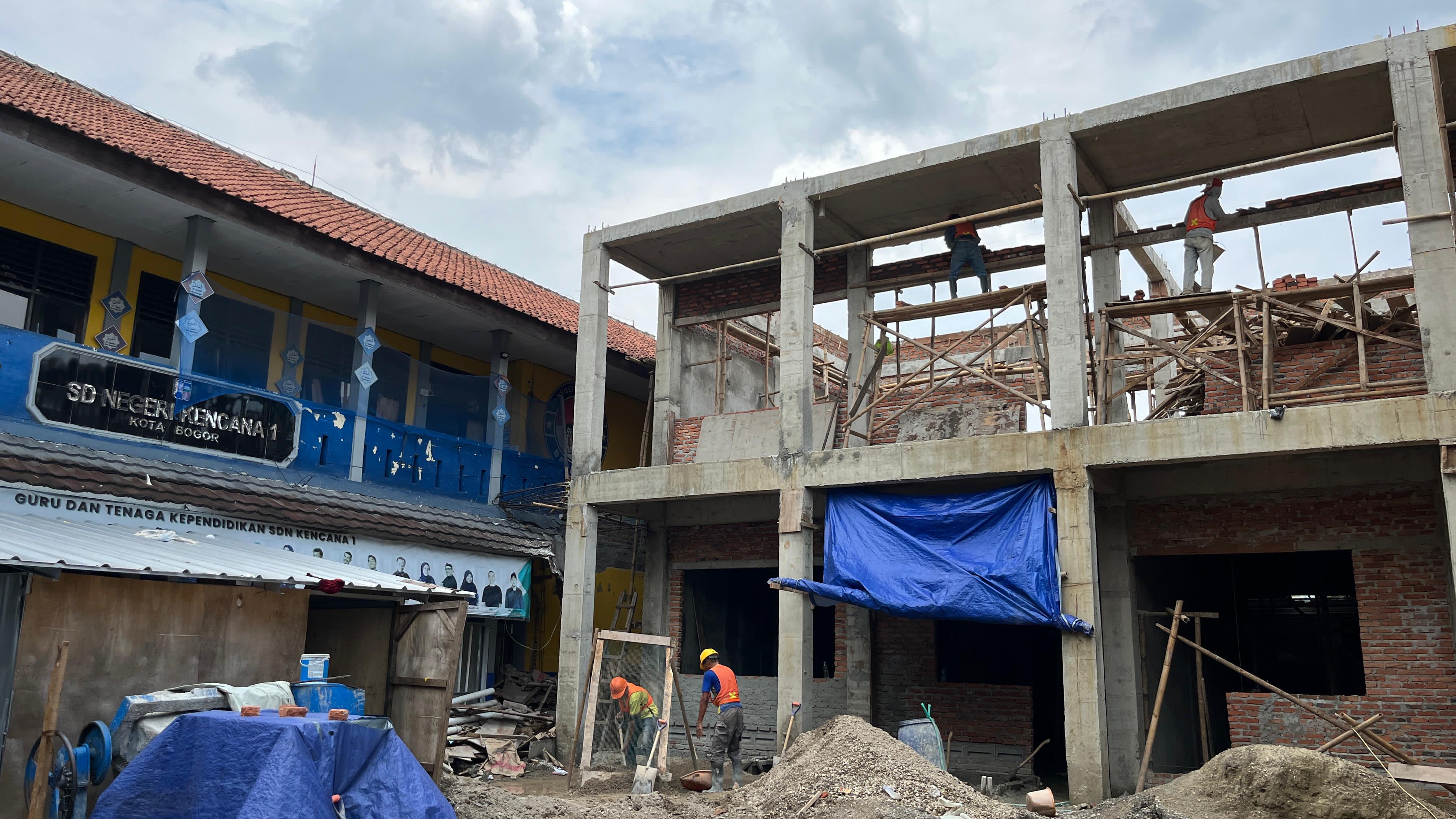Proses revitalisasi gedung SDN Kencana 1, Kecamatan Tanah Sareal, Kota Bogor.