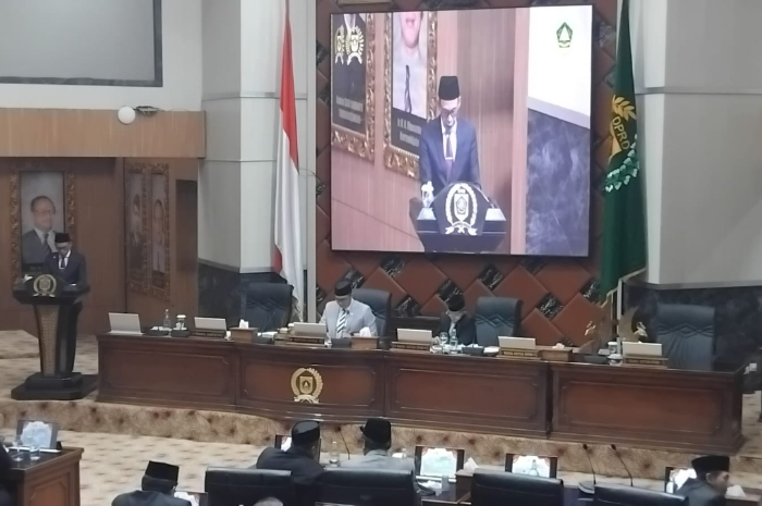 Wakil Bupati Bogor Ade Ruhandi saat menyampaikan Laporan saat menyampaikan laporan dalam sidang Paripurna DPRD Kabupaten Bogor, Selasa, 30 September 2025.