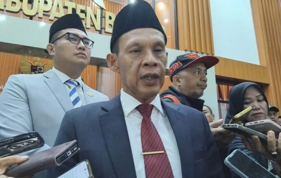 Wakil Bupati Bogor, Ade Ruhandi saat memberi keterangan  kepada wartawan di Gedung DPRD Kabupaten Bogor.