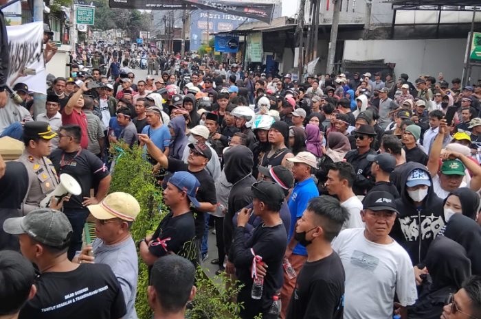 Warga Bojong Kulur saat aksi damai di kantor Desa Bojong Kulur, Kecamaran Gunung Putri, Kabupaten Bogor beberapa waktu lalu.