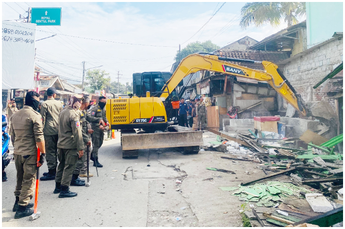 Petugas Satpol PP saat melakukan penertiban bangunan liar di Kecamatan Babakan Madang, Bogor.