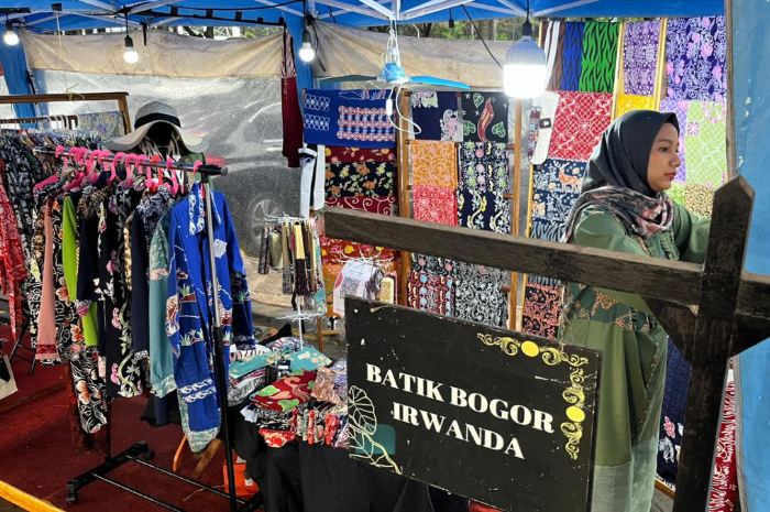 Chindy Puspita Millasari Founder Batik Bogor Irwanda tengah memamerkan karyanya di Festival Batik Mal Botani Square.