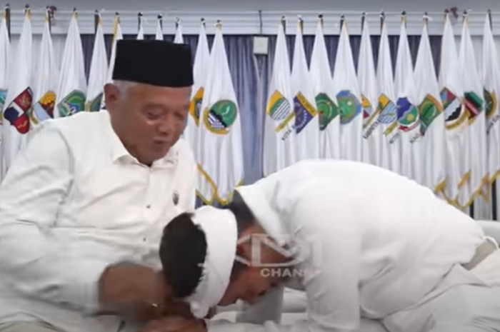 Dedi Mulyadi, sang Gubernur Jawa Barat menyarankan Muhammad Imam Muslimin alias Yai MIM dan Sahara berdamai.