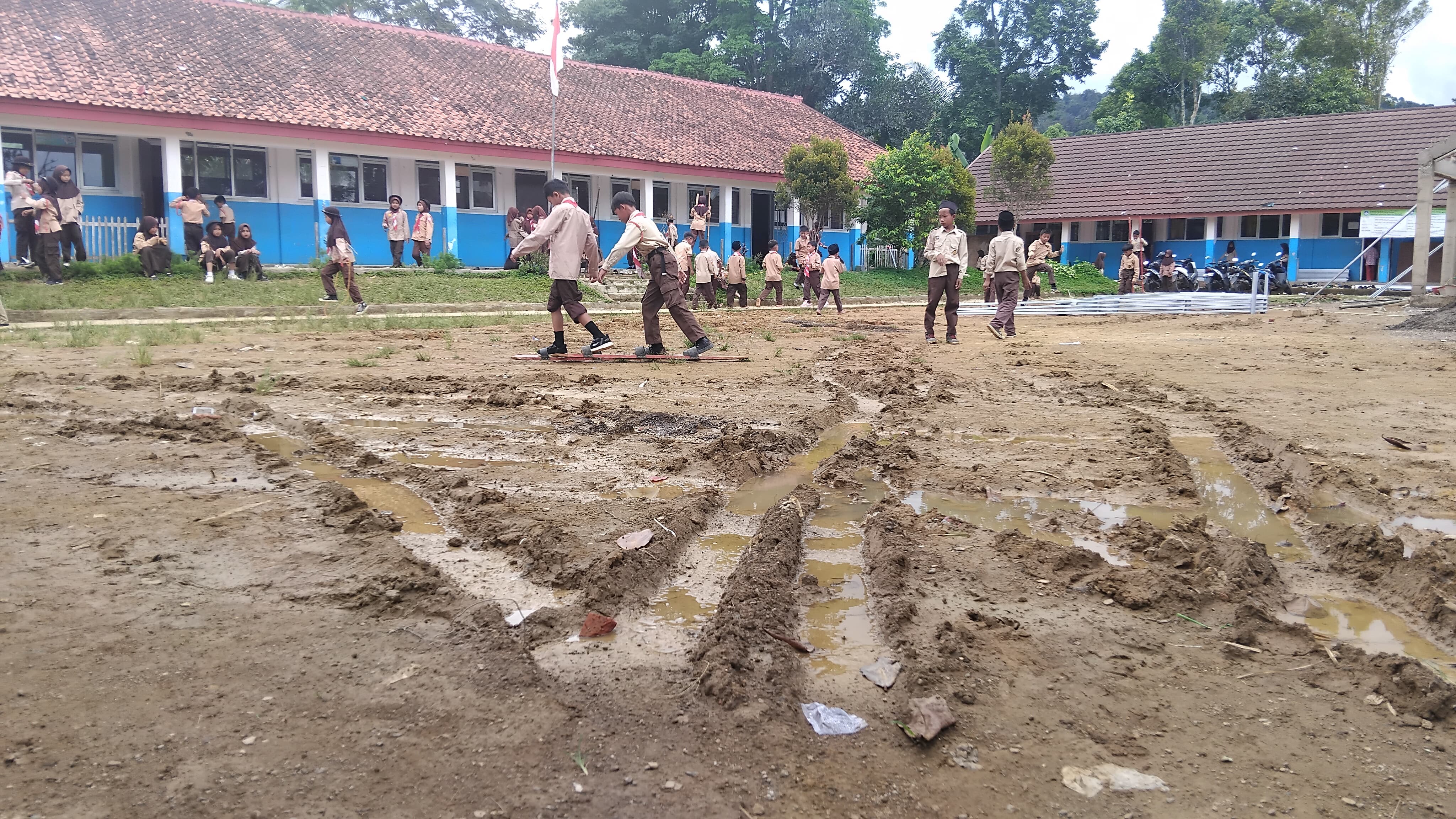 Kondisi lapangan di SDN Sukawangi 01, Kecamatan Sukamakmur, Kabupaten Bogor, Kamis 2 Oktober 2025.