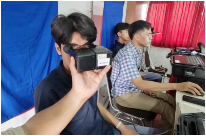 Perekaman KTP elektronik di sekolah oleh Disdukcapil Kota Bogor.