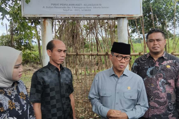 Mendes PDT Yandri Susanto saat meninjau salah salah lahan sengketa BLBI di Desa Sukaharja, Kecamatan Sukamakmur, Kabupaten Bogor, Kamis 2 Oktober 2025.