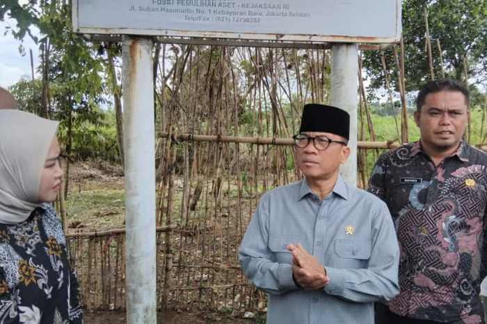 Mendes PDT Yandri Susanto saat meninjau salah salah lahan sengketa BLBI di Desa Sukaharja, Kecamatan Sukamakmur, Kabupaten Bogor, Kamis 2 Oktober 2025.