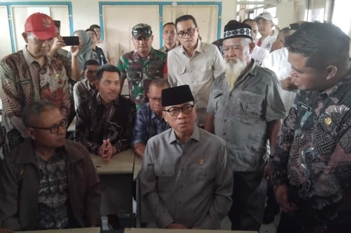 Mendes PDT, Yandri Susanto saat meninjau salah salah satu sekolah dasar di Desa Sukawangi, Kecamatan Sukamakmur, Kabupaten Bogor, Kamis, 2 Oktober 2025.&nbsp;