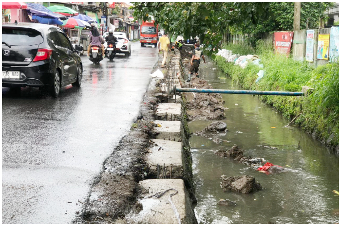 Sejumlah pekerja yang tengah membangun trotoar di depan Perumahan Sindangbarang Residence.