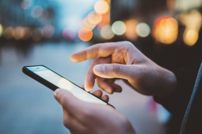 Ilustrasi browsing melalui HP.