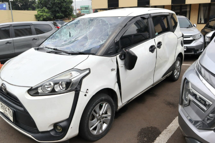 Kondisi mobil yang rusak massa di Jalan Margonda diamankan ke Mapolres Metro Depok.